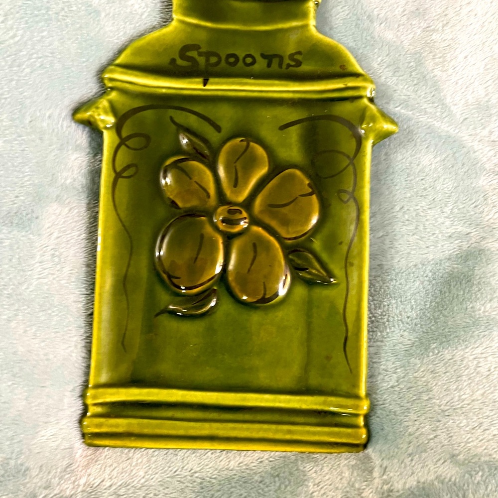 Vintage spoon rest and it’s large,avocado green,so pretty